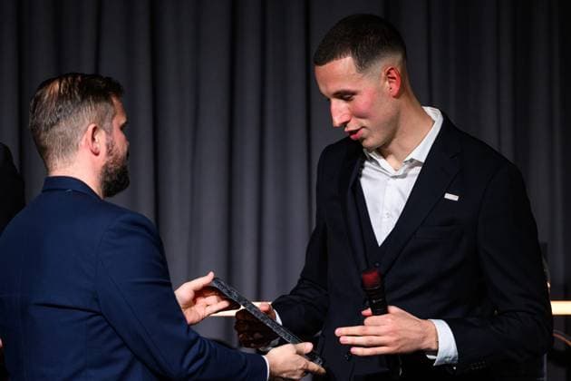 251119 Kalmar FFs malvakt Samuel Brolin tar emot pris för Arets malvakt i Superettan under Allsvenskans Stora Pris den 19 november 2025 i Stockholm. Copyright: EMMAxWALLSKOG BB251119EW022