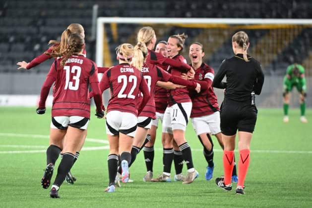 BERN, SWITZERLAND - NOVEMBER 19: the Team from Sparta Praha celebrating the victory during the UEFA Women s Europa Cup 2025 26 Round of 16 Second Leg match between BSC Young Boys and AC Sparta Praha at Stadion Wankdorf on November 19, 2025 in Bern, Switzerland. Bern Stadion Wankdorf Bern Switzerland Copyright: xJustPictures.ch ManuelxWinterbergerx jp-en-EuSpIm-MWI_5574