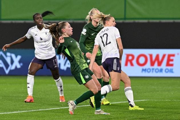 Fußball I Frauen I Saison 2025-2026 I Champions League I 4. Spieltag I VfL Wolfsburg - Manchester United, ManU I 19.11.2025 Fridolina Rolfö (12, Manchester United) erzielt in diesem Moment das Tor zum 1:0 aus Sicht der Gäste, Janou Johanna Theodora Levels (15, VfL Wolfsburg) und Camilla Küver (16, VfL Wolfsburg) können das Tor nicht verhindern Wolfsburg Volkswagen Arena Niedersachsen Deutschland Copyright: xLobeca InesxHähnelx