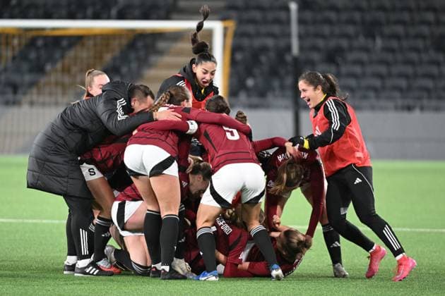 BERN, SWITZERLAND - NOVEMBER 19: the Team from Sparta Praha celebrating the victory during the UEFA Women s Europa Cup 2025 26 Round of 16 Second Leg match between BSC Young Boys and AC Sparta Praha at Stadion Wankdorf on November 19, 2025 in Bern, Switzerland. Bern Stadion Wankdorf Bern Switzerland Copyright: xJustPictures.ch ManuelxWinterbergerx jp-en-EuSpIm-MWI_5589