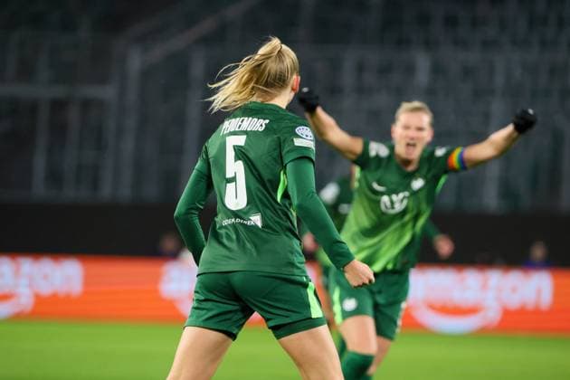Wolfsburg, Deutschland 19. November 2025: Champions League - Frauen - 2025 2026 - VfL Wolfsburg vs. Manchester United, ManU Im Bild: Torschützin Ella Peddemors (VfL) macht das Tor zum 1:1 für Wolfsburg und jubelt AOK Stadion Niedersachsen Copyright: xFotostandx xFantinix