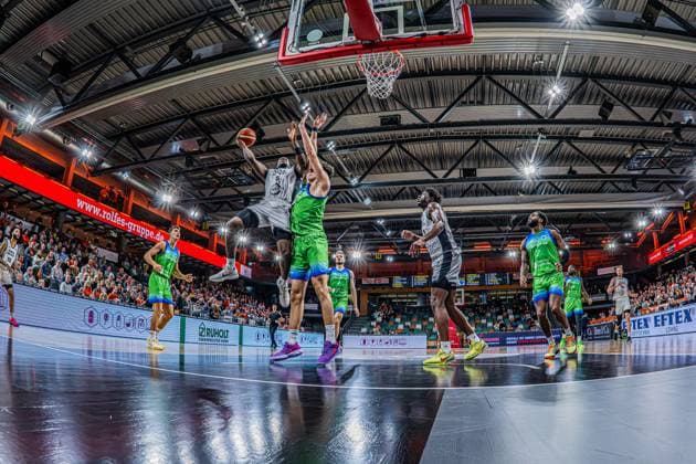 Basketball FIBA Europe Cup, Saison 2025 2026, Herren, Hauptrunde, Gruppenphase, 6. Spieltag, 19.11.2025, RASTA Vechta - Dinamo BDS Sassari TJ Bamba ( 5 - RASTA Vechta) beim Korbleger Vechta RASTA Dome Niedersachsen Deutschland