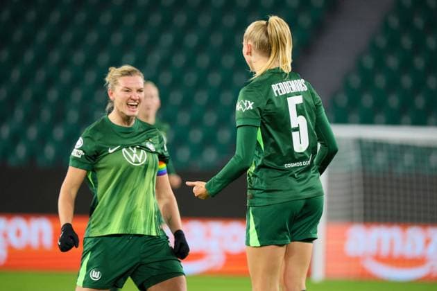 Wolfsburg, Deutschland 19. November 2025: Champions League - Frauen - 2025 2026 - VfL Wolfsburg vs. Manchester United, ManU Im Bild: v.li. die Zweite Torschützin Ella Peddemors (VfL) macht das Tor zum 1:1 für Wolfsburg und jubelt mit Alexandra Popp (VfL) AOK Stadion Niedersachsen Copyright: xFotostandx xFantinix