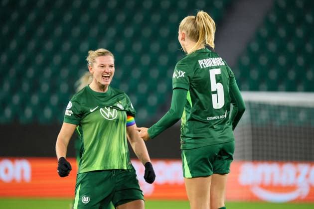 Wolfsburg, Deutschland 19. November 2025: Champions League - Frauen - 2025 2026 - VfL Wolfsburg vs. Manchester United, ManU Im Bild: v.li. die Zweite Torschützin Ella Peddemors (VfL) macht das Tor zum 1:1 für Wolfsburg und jubelt mit Alexandra Popp (VfL) AOK Stadion Niedersachsen Copyright: xFotostandx xFantinix