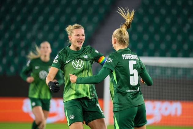 Wolfsburg, Deutschland 19. November 2025: Champions League - Frauen - 2025 2026 - VfL Wolfsburg vs. Manchester United, ManU Im Bild: v.li. die Zweite Torschützin Ella Peddemors (VfL) macht das Tor zum 1:1 für Wolfsburg und jubelt mit Alexandra Popp (VfL) AOK Stadion Niedersachsen Copyright: xFotostandx xFantinix