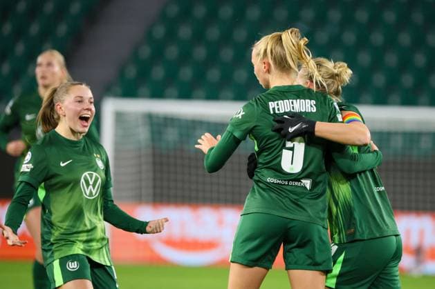 Wolfsburg, Deutschland 19. November 2025: Champions League - Frauen - 2025 2026 - VfL Wolfsburg vs. Manchester United, ManU Im Bild: v.li. die Zweite Torschützin Ella Peddemors (VfL) macht das Tor zum 1:1 für Wolfsburg und jubelt mit Janou Levels (VfL) und Alexandra Popp (VfL) AOK Stadion Niedersachsen Copyright: xFotostandx xFantinix