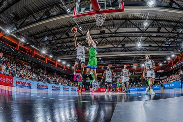 Basketball FIBA Europe Cup, Saison 2025 2026, Herren, Hauptrunde, Gruppenphase, 6. Spieltag, 19.11.2025, RASTA Vechta - Dinamo BDS Sassari Tevin Brown ( 10 - RASTA Vechta) beim Korbleger Vechta RASTA Dome Niedersachsen Deutschland