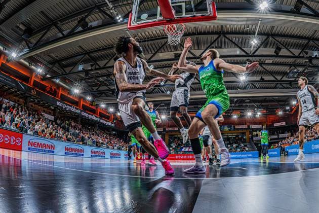 Basketball FIBA Europe Cup, Saison 2025 2026, Herren, Hauptrunde, Gruppenphase, 6. Spieltag, 19.11.2025, RASTA Vechta - Dinamo BDS Sassari RASTA Vechta gegen Dinamo BDS Sassari Vechta RASTA Dome Niedersachsen Deutschland