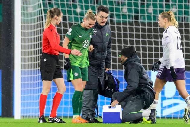 Alexandra Popp (VfL Wolfsburg) verlaesst verletzt den Platz und wird ausgewechselt, UEFA Women s Champions League 2025 26 League Phase MD4, VfL Wolfsburg v Manchester United, ManU Women, VfL Wolfsburg Arena am 19. November 2025 in Wolfsburg, Deutschland. (Foto von Marco Steinbrenner DeFodi Images) Alexandra Popp (VfL Wolfsburg) leaves the field injured and is substituted, UEFA Women s Champions League 2025 26 League Phase MD4, VfL Wolfsburg v Manchester United Women, VfL Wolfsburg Arena, November 19, 2025 in Wolfsburg, Germany. (Photo by Marco Steinbrenner DeFodi Images)