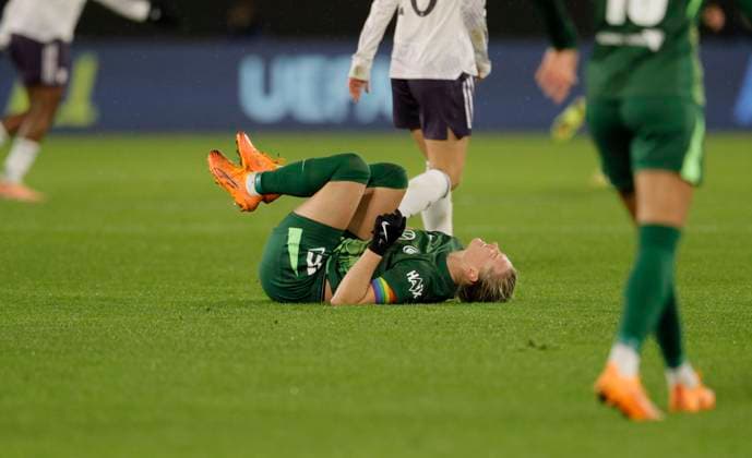 Foto : am Boden zerstört ist ..... Alexandra POPP (Wolfsburg) Fussball Championsleague der Frauen am Mi. 19.11.2025 VfL Wolfsburg - Manchester United, ManU