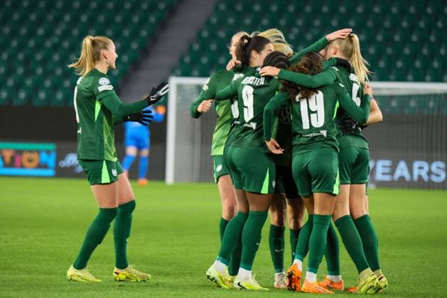 Wolfsburg, Deutschland 19. November 2025: Champions League - Frauen - 2025 2026 - VfL Wolfsburg vs. Manchester United, ManU Im Bild: Torschützin Ella Peddemors (VfL), rechts im Bild, macht das Tor zum 1:1 für Wolfsburg und jubelt mit ihren Mannschaftskolleginnen AOK Stadion Niedersachsen Copyright: xFotostandx xFantinix