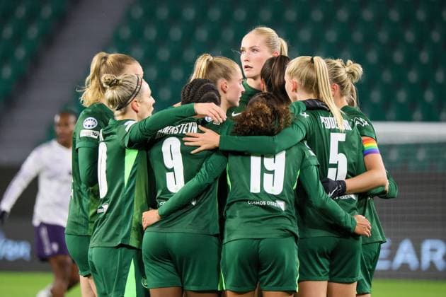 Wolfsburg, Deutschland 19. November 2025: Champions League - Frauen - 2025 2026 - VfL Wolfsburg vs. Manchester United, ManU Im Bild: Torschützin Ella Peddemors (VfL), von rechts die Zweite im Bild, macht das Tor zum 1:1 für Wolfsburg und jubelt mit ihren Mannschaftskolleginnen AOK Stadion Niedersachsen Copyright: xFotostandx xFantinix