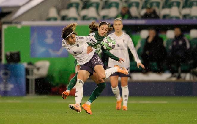Foto : Kessya BUSSY (Wolfsburg) grätscht gegen Hinata Miyazawa (Manchester) Fussball Championsleague der Frauen am Mi. 19.11.2025 VfL Wolfsburg - Manchester United, ManU