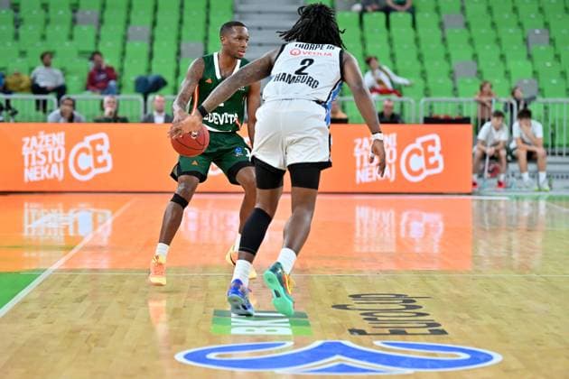 Ljubljana, Slovenia, November 19 2025, Umoja Gibson of Cedevita Olimpija (L) in action against Leonard Thorpe of Veolia Towers (R) during the BKT EuroCup basketball match between Cedevita Olimpija (Slovenia) and Veolia Towers (Germany) at Arena Stozice, Ljubljana, Slovenia. (Photo by Igor Kupljenik Sports Press Photo) Copyright: xIgorxKupljenikx xSPPx Sportspressphoto_SPR63688