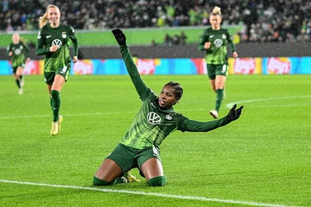 Fußball I Frauen I Saison 2025-2026 I Champions League I 4. Spieltag I VfL Wolfsburg - Manchester United, ManU I 19.11.2025 Torjubel Lineth Beerensteyn (9, VfL Wolfsburg) rutscht auf die Knie nach ihrem Doppelpack Freisteller, Nahaufnahme, Porträt, Portrait, Einzelfoto, Einzelbild, Körper Wolfsburg Volkswagen Arena Niedersachsen Deutschland Copyright: xLobeca InesxHähnelx