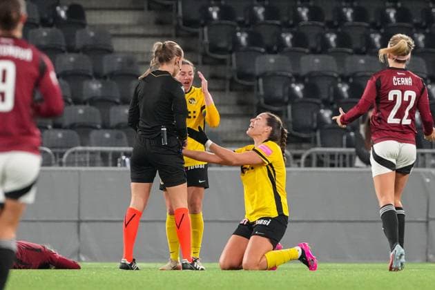 Schweiz: UEFA Women s Europa Cup 2025 26 1 8 final, BSC YB Frauen vs AC Sparta Praha - Stadion Wankdorf, Bern: Geraldine Ess (7 YB Frauen) nach einem Foul Bern Stadion Wankdorf Bern Schweiz Copyright: xKjetilxWaberx