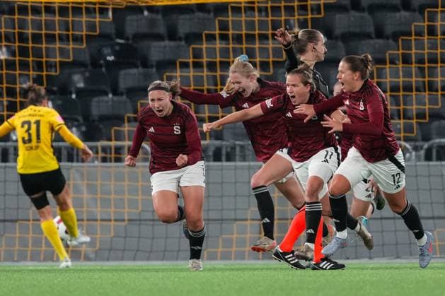 Schweiz: UEFA Women s Europa Cup 2025 26 1 8 final, BSC YB Frauen vs AC Sparta Praha - Stadion Wankdorf, Bern: Michaela Khyrova (11 Sparta Praha) jubelt nach ihrem tor zum Siegestreffer mit dem Team Bern Stadion Wankdorf Bern Schweiz Copyright: xKjetilxWaberx