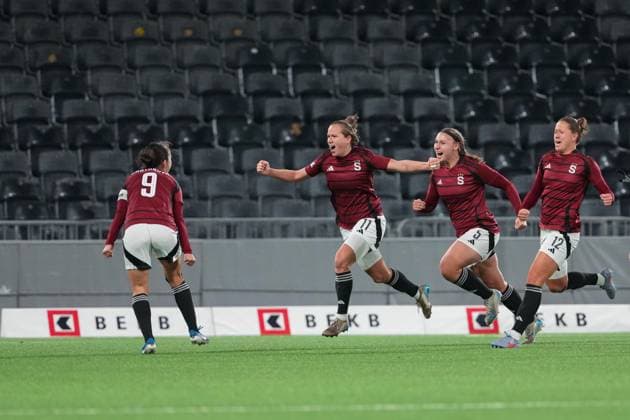Schweiz: UEFA Women s Europa Cup 2025 26 1 8 final, BSC YB Frauen vs AC Sparta Praha - Stadion Wankdorf, Bern: Michaela Khyrova (11 Sparta Praha) jubelt nach ihrem tor zum Siegestreffer mit dem Team Bern Stadion Wankdorf Bern Schweiz Copyright: xKjetilxWaberx