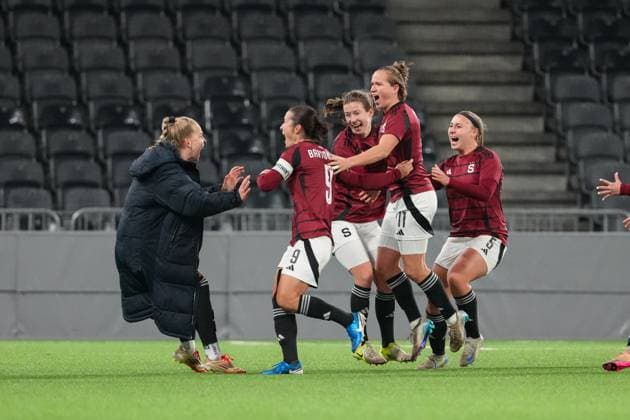 Schweiz: UEFA Women s Europa Cup 2025 26 1 8 final, BSC YB Frauen vs AC Sparta Praha - Stadion Wankdorf, Bern: Michaela Khyrova (11 Sparta Praha) jubelt nach ihrem tor zum Siegestreffer mit dem Team Bern Stadion Wankdorf Bern Schweiz Copyright: xKjetilxWaberx