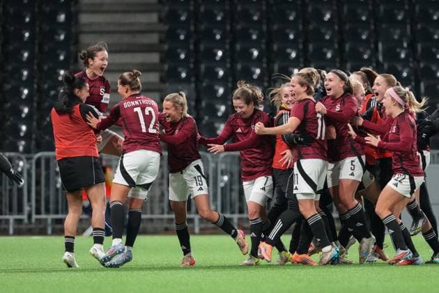 Schweiz: UEFA Women s Europa Cup 2025 26 1 8 final, BSC YB Frauen vs AC Sparta Praha - Stadion Wankdorf, Bern: Michaela Khyrova (11 Sparta Praha) jubelt nach ihrem tor zum Siegestreffer mit dem Team Bern Stadion Wankdorf Bern Schweiz Copyright: xKjetilxWaberx