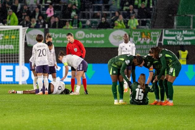 Deutschland, Fussball, UEFA, Womens Champions League, 4. Spieltag 2025 2026: VfL Wolfsburg - Manchester United, ManU am 19.11. in Wolfsburg (Volkswagen-Arena): Behandlungspause für Melvine Malard (Manchester United 9) und Janou Levels (VfL Wolfsburg 15) Copyright: xSvenxHeidmannx