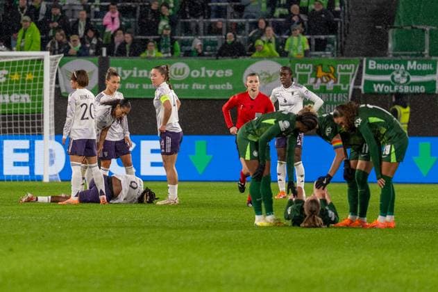 Deutschland, Fussball, UEFA, Womens Champions League, 4. Spieltag 2025 2026: VfL Wolfsburg - Manchester United, ManU am 19.11. in Wolfsburg (Volkswagen-Arena): Behandlungspause für Melvine Malard (Manchester United 9) und Janou Levels (VfL Wolfsburg 15) Copyright: xSvenxHeidmannx