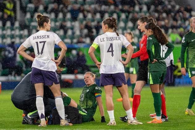Deutschland, Fussball, UEFA, Womens Champions League, 4. Spieltag 2025 2026: VfL Wolfsburg - Manchester United, ManU am 19.11. in Wolfsburg (Volkswagen-Arena): Alexandra Popp (VfL Wolfsburg 11) muss ausgewechselt werden Copyright: xSvenxHeidmannx