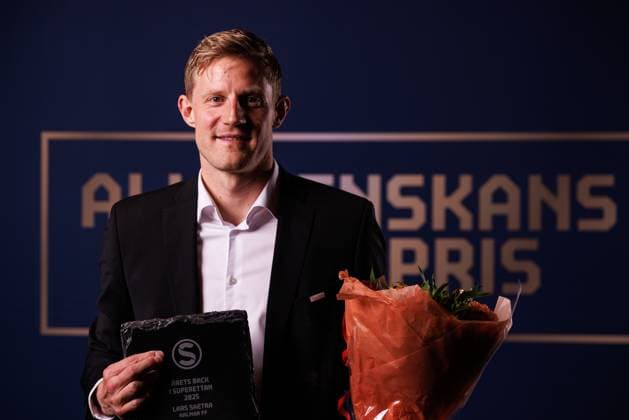 251119 Kalmar FFs Lars Saetra poserar för ett porträtt med priset för arets back i Superettan under Allsvenskans Stora Pris den 19 november 2025 i Stockholm. Copyright: CAISAxRASMUSSEN BB251119BB426