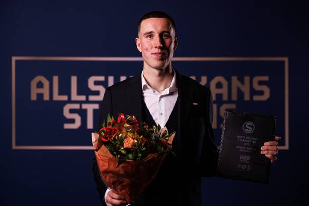 251119 Kalmar FFs malvakt Samuel Brolin poserar för ett porträtt med priset för arets malvakt i Superettan under Allsvenskans Stora Pris den 19 november 2025 i Stockholm. Copyright: CAISAxRASMUSSEN BB251119BB427
