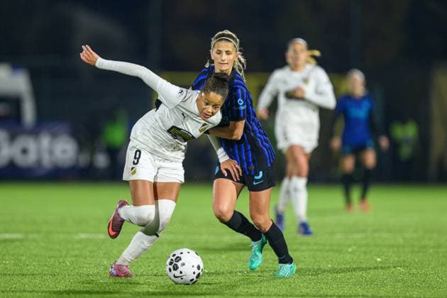 251119 Felicia Schröder of Häcken and Katie Bowen of Inter during the UEFA Women s Europa Cup between Inter and Häcken on November 19, 2025 in Milano. Photo: Daniel Stiller BILDBYRAN kod DS DS0528 fotboll football soccer fotball europa cup inter häcken uefa womens europa cup dam bbeng Copyright: DANIELxSTILLER BB251119DS032