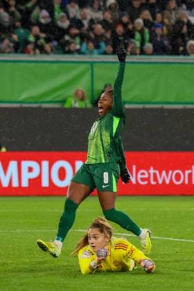 Wolfsburg, Deutschland 19. November 2025: Champions League - Frauen - 2025 2026 - VfL Wolfsburg vs. Manchester United, ManU Im Bild: Torschützin Ella Peddemors (VfL), nicht im Bild, macht das Tor zum 2:1 für Wolfsburg und Lineth Beerensteyn (VfL) jubelt neben Torhüterin Safia Middleton-Patel (Manchester) AOK Stadion Niedersachsen Copyright: xFotostandx xFantinix