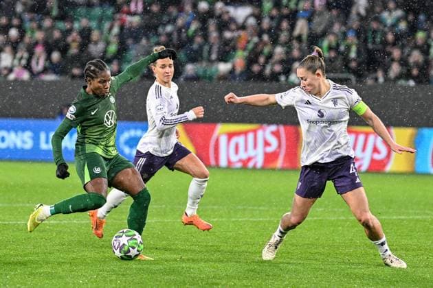 Fußball I Frauen I Saison 2025-2026 I Champions League I 4. Spieltag I VfL Wolfsburg - Manchester United, ManU I 19.11.2025 Torschuss und Tor Lineth Beerensteyn (9, VfL Wolfsburg), Julia Zigiotti Olme (18, Manchester United) mit Begleitschutz, Maya Le Tissier (4, Manchester United) (r.) mit dem Blockversuch Wolfsburg Volkswagen Arena Niedersachsen Deutschland Copyright: xLobeca InesxHähnelx