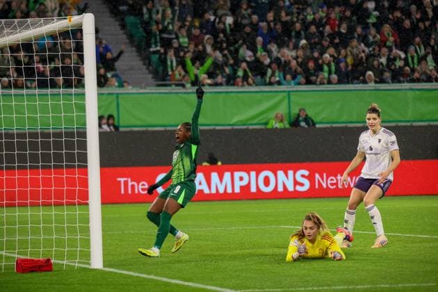 Wolfsburg, Deutschland 19. November 2025: Champions League - Frauen - 2025 2026 - VfL Wolfsburg vs. Manchester United, ManU Im Bild: Torschützin Ella Peddemors (VfL), nicht im Bild, macht das Tor zum 2:1 für Wolfsburg und Lineth Beerensteyn (VfL) jubelt neben Torhüterin Safia Middleton-Patel (Manchester) und Dominique Janssen (Manchester) AOK Stadion Niedersachsen Copyright: xFotostandx xFantinix