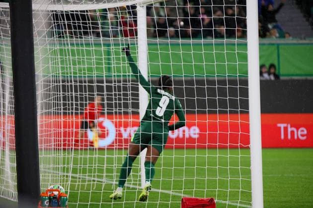 Wolfsburg, Deutschland 19. November 2025: Champions League - Frauen - 2025 2026 - VfL Wolfsburg vs. Manchester United, ManU Im Bild: Torschützin Ella Peddemors (VfL), nicht im Bild, macht das Tor zum 2:1 für Wolfsburg und Lineth Beerensteyn (VfL) jubelt im Tor AOK Stadion Niedersachsen Copyright: xFotostandx xFantinix
