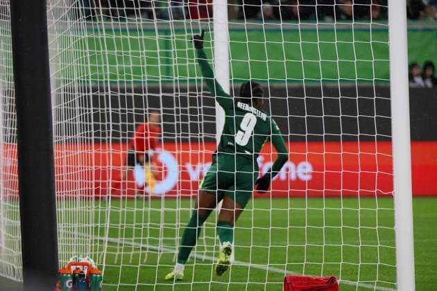 Wolfsburg, Deutschland 19. November 2025: Champions League - Frauen - 2025 2026 - VfL Wolfsburg vs. Manchester United, ManU Im Bild: Torschützin Ella Peddemors (VfL), nicht im Bild, macht das Tor zum 2:1 für Wolfsburg und Lineth Beerensteyn (VfL) jubelt im Tor AOK Stadion Niedersachsen Copyright: xFotostandx xFantinix