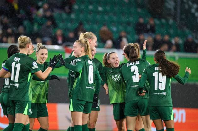 Wolfsburg, Deutschland 19. November 2025: Champions League - Frauen - 2025 2026 - VfL Wolfsburg vs. Manchester United, ManU Im Bild: Torschützin Ella Peddemors (VfL), verdeckt im Bild, macht das Tor zum 2:1 für Wolfsburg und jubelt mit ihren Mannschaftskolleginnen AOK Stadion Niedersachsen Copyright: xFotostandx xFantinix