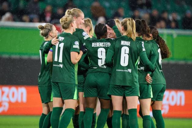 Wolfsburg, Deutschland 19. November 2025: Champions League - Frauen - 2025 2026 - VfL Wolfsburg vs. Manchester United, ManU Im Bild: Torschützin Ella Peddemors (VfL), verdeckt im Bild, macht das Tor zum 2:1 für Wolfsburg und jubelt mit ihren Mannschaftskolleginnen AOK Stadion Niedersachsen Copyright: xFotostandx xFantinix