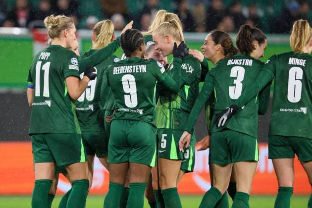 Wolfsburg, Deutschland 19. November 2025: Champions League - Frauen - 2025 2026 - VfL Wolfsburg vs. Manchester United, ManU Im Bild: Torschützin Ella Peddemors (VfL), mittig im Bild, macht das Tor zum 2:1 für Wolfsburg und jubelt mit ihren Mannschaftskolleginnen AOK Stadion Niedersachsen Copyright: xFotostandx xFantinix