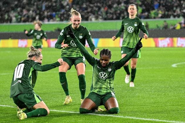 Fußball I Frauen I Saison 2025-2026 I Champions League I 4. Spieltag I VfL Wolfsburg - Manchester United, ManU I 19.11.2025 Torjubel Svenja Huth (10, VfL Wolfsburg), Ella Peddemors (5, VfL Wolfsburg), Torschützin Lineth Beerensteyn (9, VfL Wolfsburg) Wolfsburg Volkswagen Arena Niedersachsen Deutschland Copyright: xLobeca InesxHähnelx
