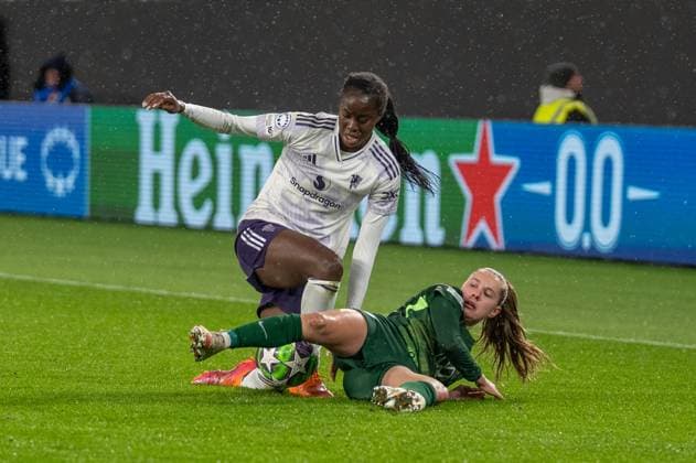 Deutschland, Fussball, UEFA, Womens Champions League, 4. Spieltag 2025 2026: VfL Wolfsburg - Manchester United, ManU am 19.11. in Wolfsburg (Volkswagen-Arena): Janou Levels (VfL Wolfsburg 15) und Simi Awujo (Manchester United 13) Copyright: xSvenxHeidmannx