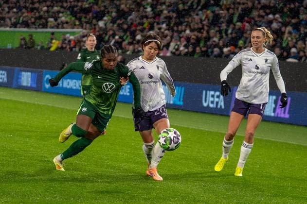 Deutschland, Fussball, UEFA, Womens Champions League, 4. Spieltag 2025 2026: VfL Wolfsburg - Manchester United, ManU am 19.11. in Wolfsburg (Volkswagen-Arena): Lineth Beerensteyn (VfL Wolfsburg 9) und Hinata Miyazawa (Manchester United 20) im Zweikampf Copyright: xSvenxHeidmannx
