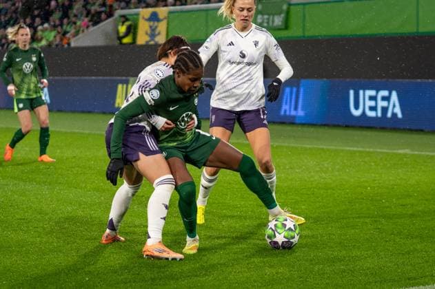 Deutschland, Fussball, UEFA, Womens Champions League, 4. Spieltag 2025 2026: VfL Wolfsburg - Manchester United, ManU am 19.11. in Wolfsburg (Volkswagen-Arena): Lineth Beerensteyn (VfL Wolfsburg 9) und Hinata Miyazawa (Manchester United 20) im Zweikampf Copyright: xSvenxHeidmannx