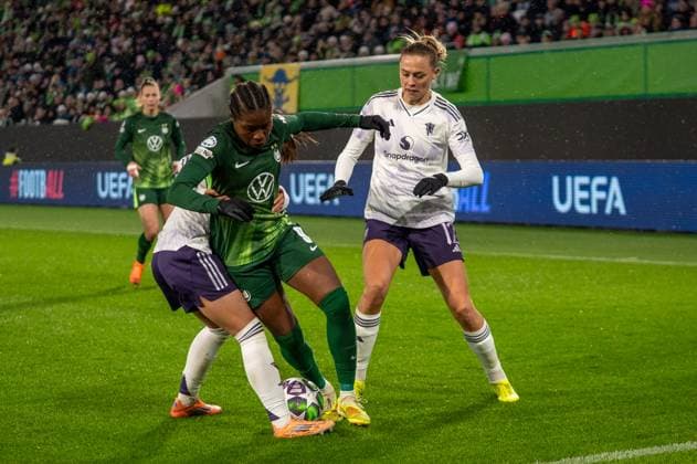 Deutschland, Fussball, UEFA, Womens Champions League, 4. Spieltag 2025 2026: VfL Wolfsburg - Manchester United, ManU am 19.11. in Wolfsburg (Volkswagen-Arena): Lineth Beerensteyn (VfL Wolfsburg 9) und Hinata Miyazawa (Manchester United 20) im Zweikampf Copyright: xSvenxHeidmannx