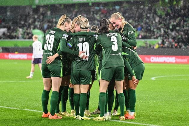 Fußball I Frauen I Saison 2025-2026 I Champions League I 4. Spieltag I VfL Wolfsburg - Manchester United, ManU I 19.11.2025 Torjubel Sarai Linder (39, VfL Wolfsburg), Svenja Huth (10, VfL Wolfsburg), Caitlin Dijkstra (3, VfL Wolfsburg) und Camilla Küver (16, VfL Wolfsburg) Wolfsburg Volkswagen Arena Niedersachsen Deutschland Copyright: xLobeca InesxHähnelx