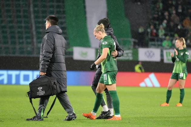 19.11.2025 Fußball Frauen 2025 2026 UEFA Women s Champions League 4. Spieltag VfL Wolfsburg - Manchester United, ManU Volkswagen Arena Wolfsburg Alexandra Popp (Wolfsburg) muss verletzt ausgewechselt werden. Wolfsburg Niedersachsen Deutschland