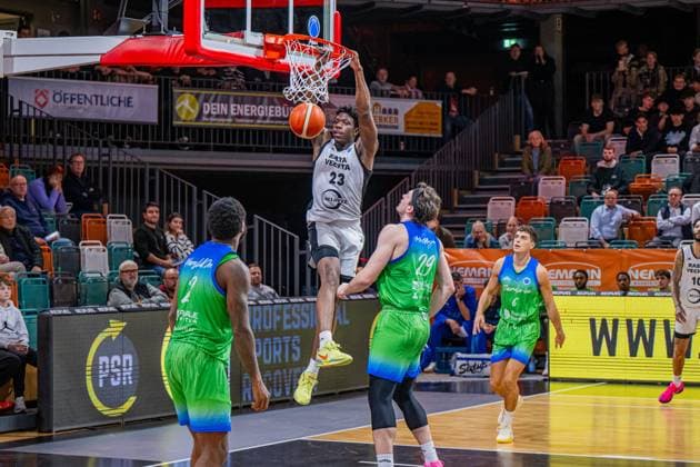 Basketball FIBA Europe Cup, Saison 2025 2026, Herren, Hauptrunde, Gruppenphase, 6. Spieltag, 19.11.2025, RASTA Vechta - Dinamo BDS Sassari Malcolm Dandridge ( 23 - RASTA Vechta) beim Dunk Vechta RASTA Dome Niedersachsen Deutschland
