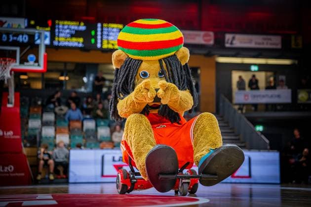 Basketball FIBA Europe Cup, Saison 2025 2026, Herren, Hauptrunde, Gruppenphase, 6. Spieltag, 19.11.2025, RASTA Vechta - Dinamo BDS Sassari Bob (Maskottchen - RASTA Vechta) während der Partie Vechta RASTA Dome Niedersachsen Deutschland