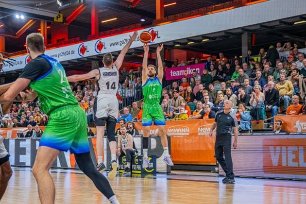 Basketball FIBA Europe Cup, Saison 2025 2026, Herren, Hauptrunde, Gruppenphase, 6. Spieltag, 19.11.2025, RASTA Vechta - Dinamo BDS Sassari Laurynas Beliauskas ( 9 - Dinamo BDS Sassari) beim Jumpshot Vechta RASTA Dome Niedersachsen Deutschland