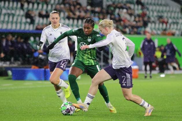 19.11.2025 Fußball Frauen 2025 2026 UEFA Women s Champions League 4. Spieltag VfL Wolfsburg - Manchester United, ManU Volkswagen Arena Wolfsburg Lineth Beerensteyn (Wolfsburg, grün) im Zweikampf mit Anna Sandberg (United, weiß, 2). Im Hintergrund läuft Fridolina Rolfö (United, weiß, 12). Wolfsburg Niedersachsen Deutschland