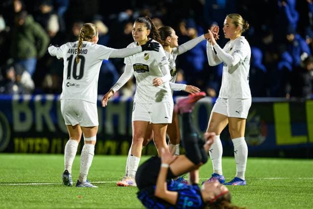 251119 Helena Sampaio of Häcken celebrate with teammates after the UEFA Women s Europa Cup between Inter and Häcken on November 19, 2025 in Milano. Photo: Daniel Stiller BILDBYRAN kod DS DS0528 fotboll football soccer fotball europa cup inter häcken uefa womens europa cup dam bbeng jubel Copyright: DANIELxSTILLER BB251119DS033
